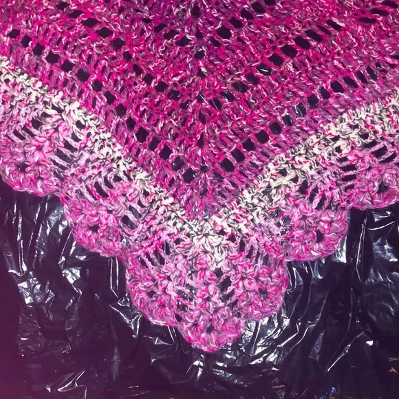 Pink confetti shell triangle shawl - Picture 3 of 5